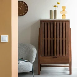 Armoire en bois d'acacia et terrazzo Kaelis