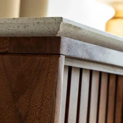 Armoire en bois d'acacia et terrazzo Kaelis