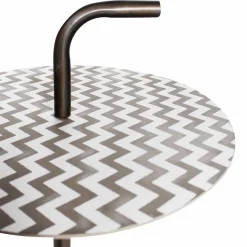 Bout de canapé motifs graphiques