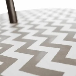 Bout de canapé motifs graphiques