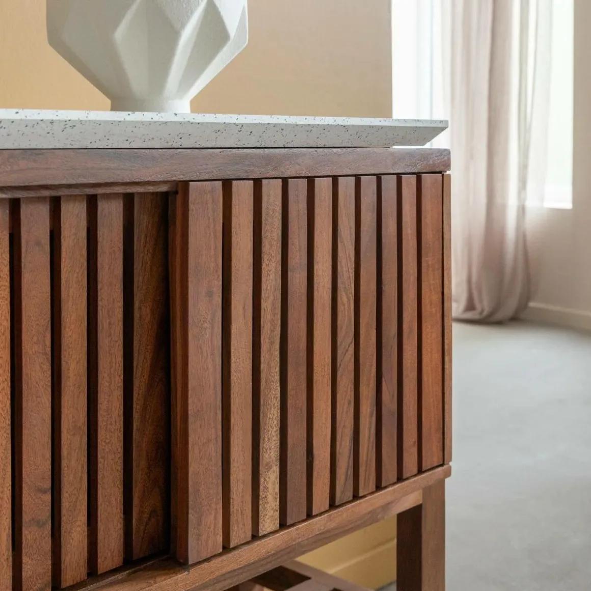 Buffet 2 portes en bois d'acacia et terrazzo Kaelis