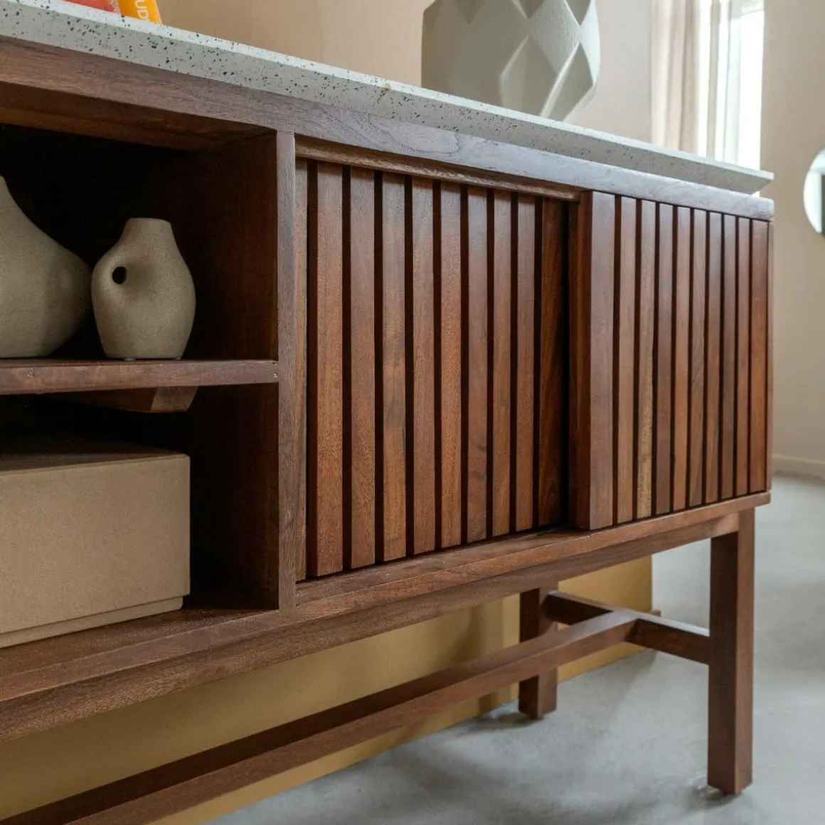 Buffet 2 portes en bois d'acacia et terrazzo Kaelis