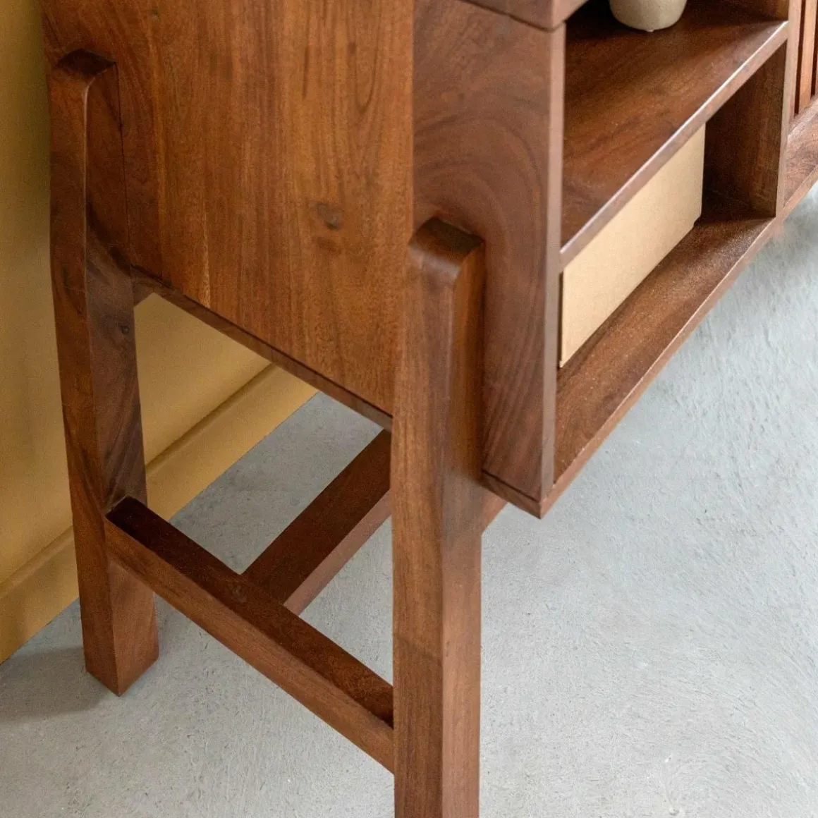 Buffet 2 portes en bois d'acacia et terrazzo Kaelis