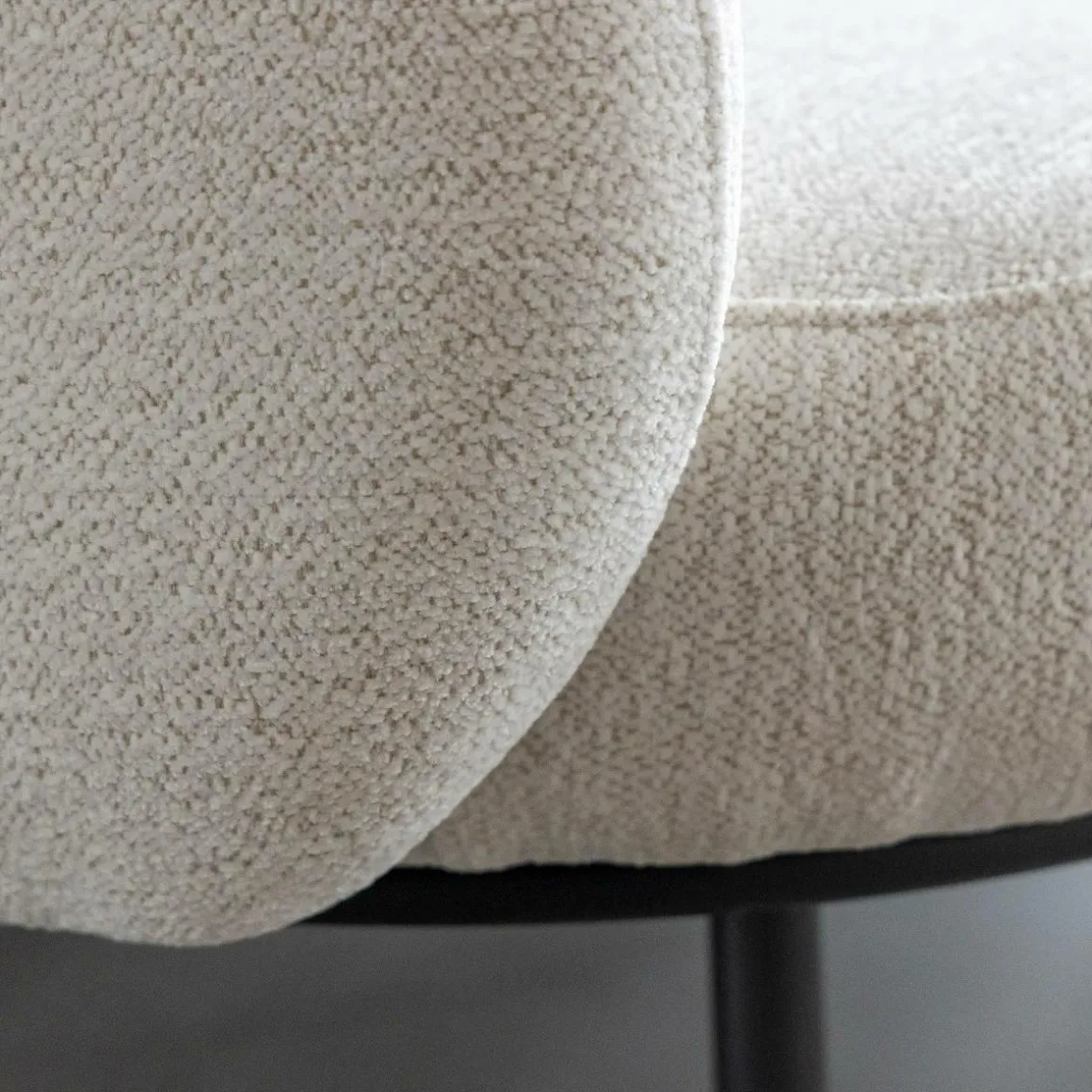 Canapé en tissu bouclette écru Filipa