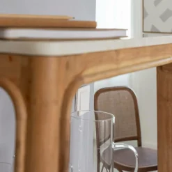 Colonne en bois d'acacia et marbre Emyr