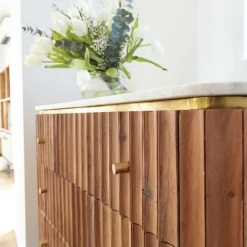 Commode en bois d'acacia et marbre blanc Judith