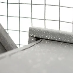 Flèche grise en métal