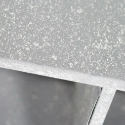 Flèche grise en métal