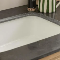 Meuble de cuisine en vieux pin et pierre bleue Champêtre