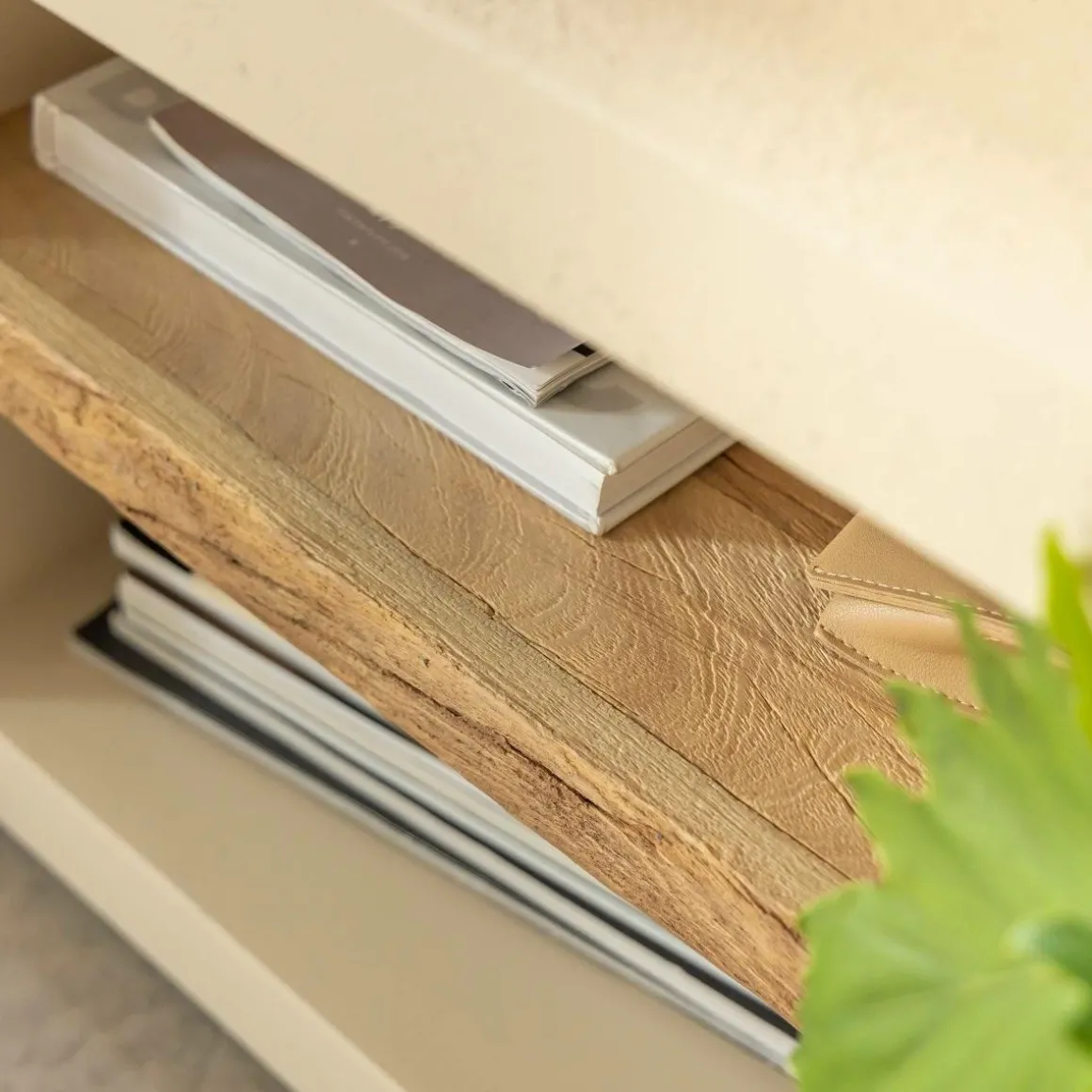 Meuble TV 2 portes et 1 étagère en bois effet béton et bois recyclé Dalva