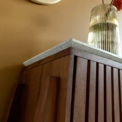 Meuble TV en bois d'acacia et terrazzo Kaelis