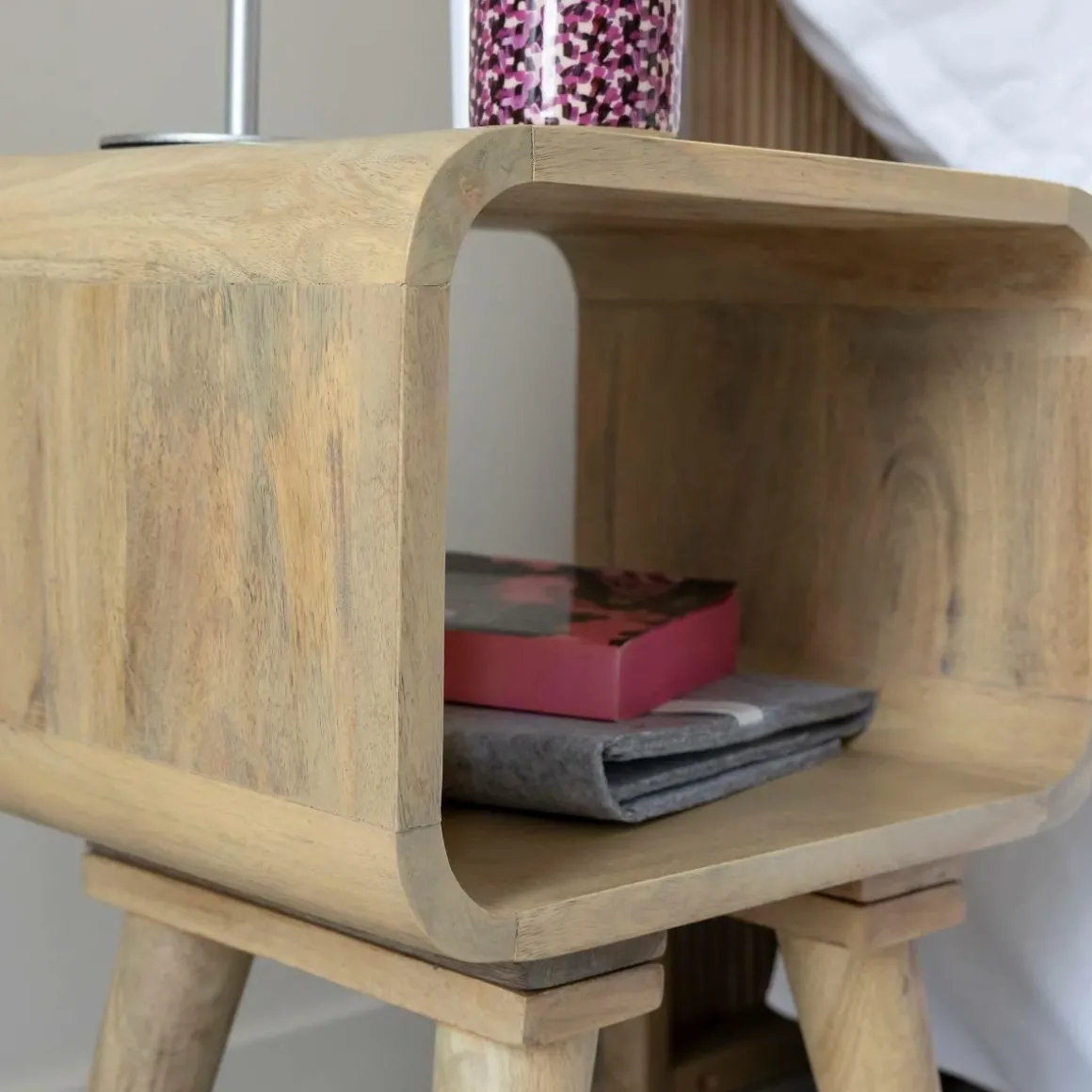 Table de chevet avec niche en bois de manguier Maëva