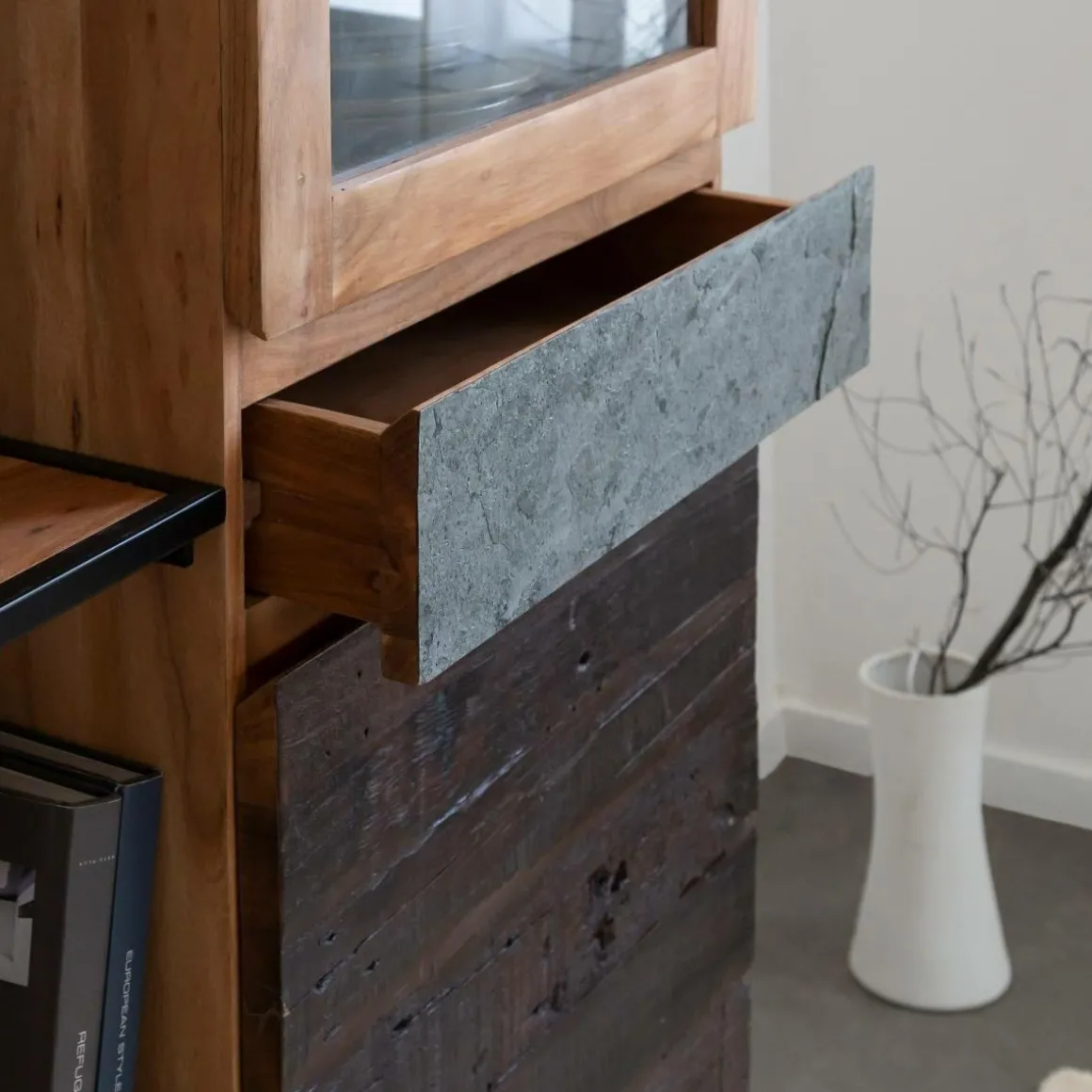 Vitrine en bois d'acacia Ernest